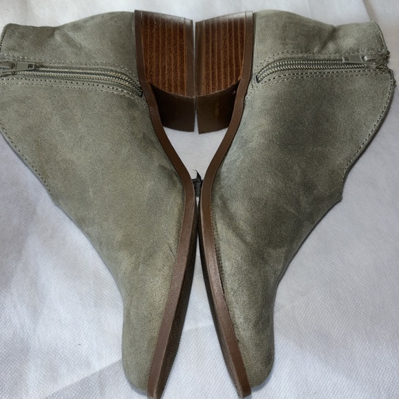 Boots Booties Neutral Gray Tan Soft Faux Suede Slip On Shoes Side Zip Size 8 - Picture 10 of 10